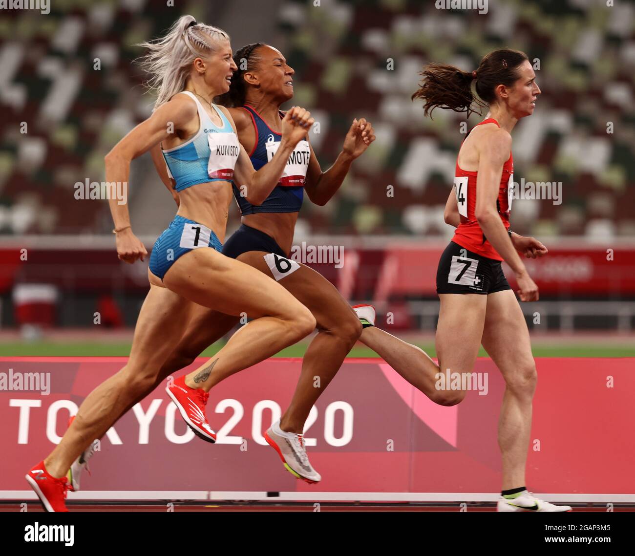 Tokio, Japan. Juli 2021. FINN-ISH-LINIE: Finale der Olympischen Frauen über 800 Meter, Finnin Sara KUIVISTO, 29, (Startnummer 1894), auf dem Weg zum nationalen Rekord, nachdem sie in ihrem letzten Heat für das Halbfinale der Olympischen Sommerspiele 2020 in Tokio am Samstag gebrochen war. Sie wurde 6. Und knack eine 30-Jahres-Marke für finnische Frauen auf 800 Metern und erreichte im 800-Meter-Halbfinale der Olympischen Spiele in Tokio einen beeindruckenden neuen finnischen Rekord von 1.59.41. Es ist das erste Mal, dass eine Finnin in weniger als zwei Minuten 800 Meter gelaufen ist. (Alle Verwendungen gutschreiben: © Scott Mc Kiernan/ZUMA Press Wire) Stockfoto