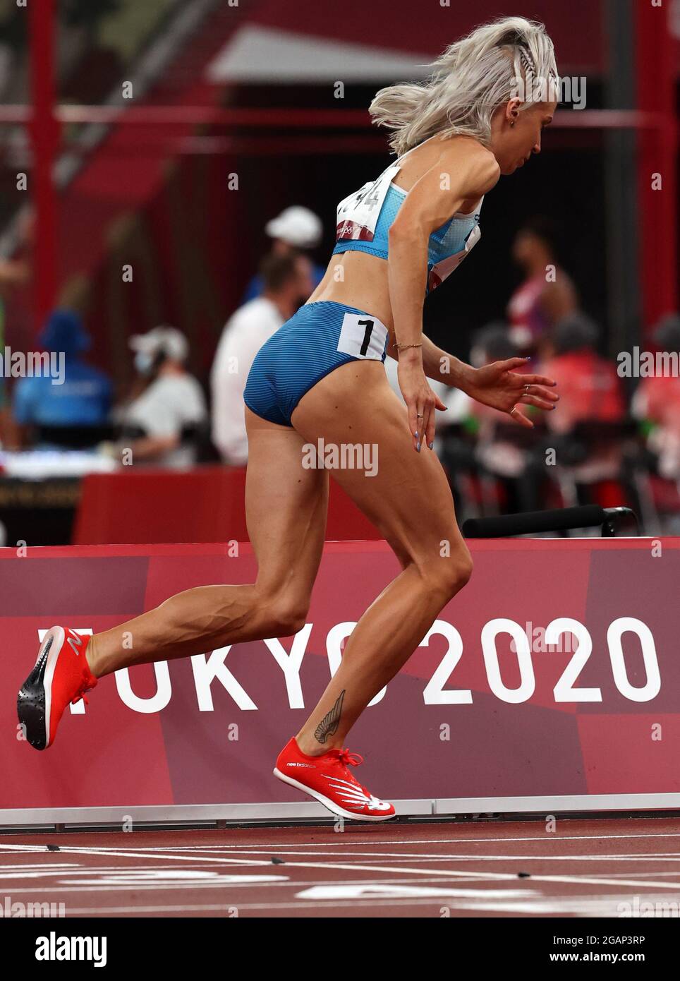 Tokio, Japan. Juli 2021. FINN-ISH-LINIE: Finale der Olympischen Frauen über 800 Meter, Finnin Sara KUIVISTO, 29, (Startnummer 1894), auf dem Weg zum nationalen Rekord, nachdem sie in ihrem letzten Heat für das Halbfinale der Olympischen Sommerspiele 2020 in Tokio am Samstag gebrochen war. Sie wurde 6. Und knack eine 30-Jahres-Marke für finnische Frauen auf 800 Metern und erreichte im 800-Meter-Halbfinale der Olympischen Spiele in Tokio einen beeindruckenden neuen finnischen Rekord von 1.59.41. Es ist das erste Mal, dass eine Finnin in weniger als zwei Minuten 800 Meter gelaufen ist. (Alle Verwendungen gutschreiben: © Scott Mc Kiernan/ZUMA Press Wire) Stockfoto