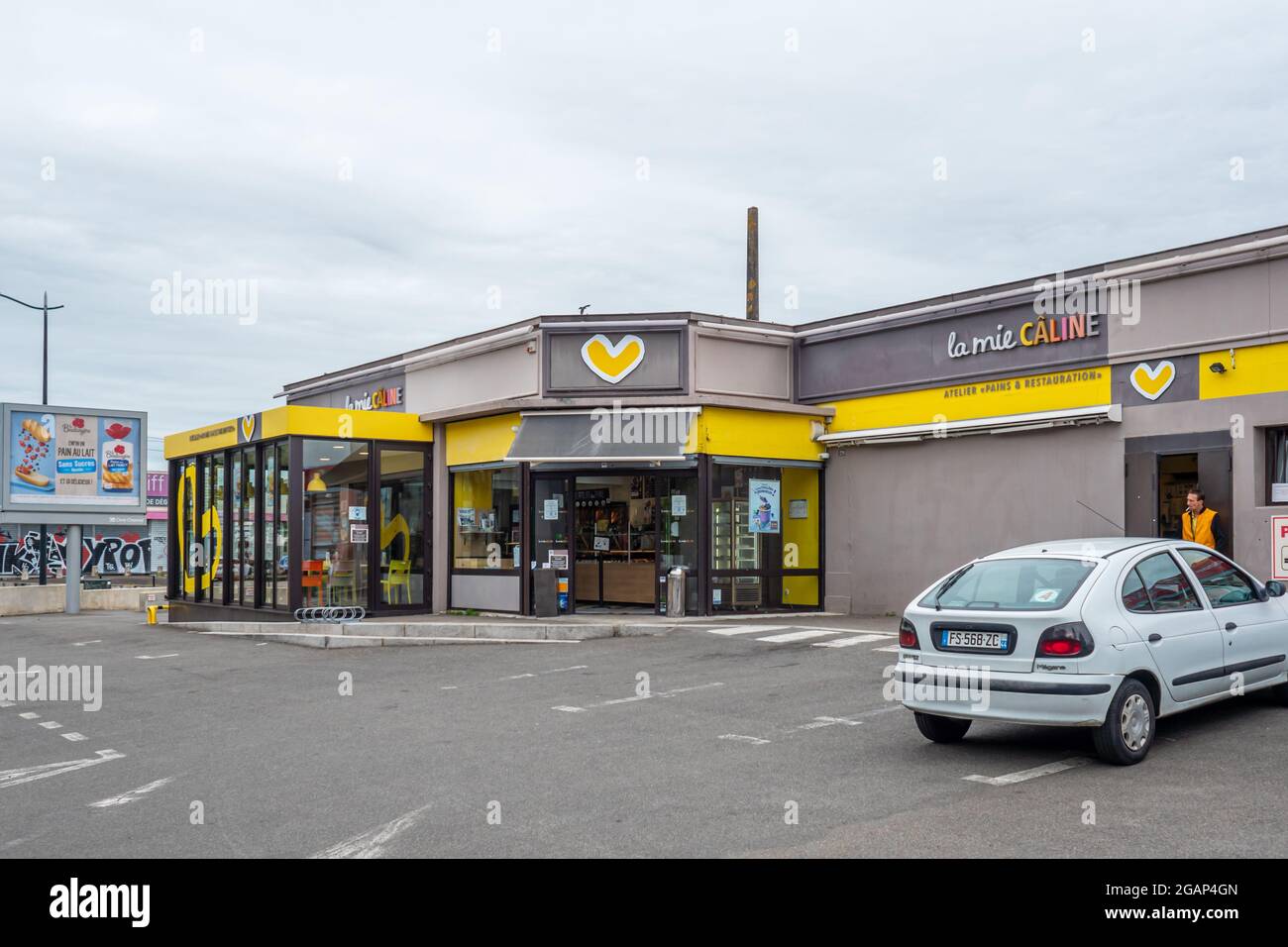 NANTE, FRANKREICH - 07. Jul 2021: Die Ladenfassade von LA MIE CALINE, einer berühmten Marke für französische Fast-Food-Brote in Nantes, Frankreich Stockfoto