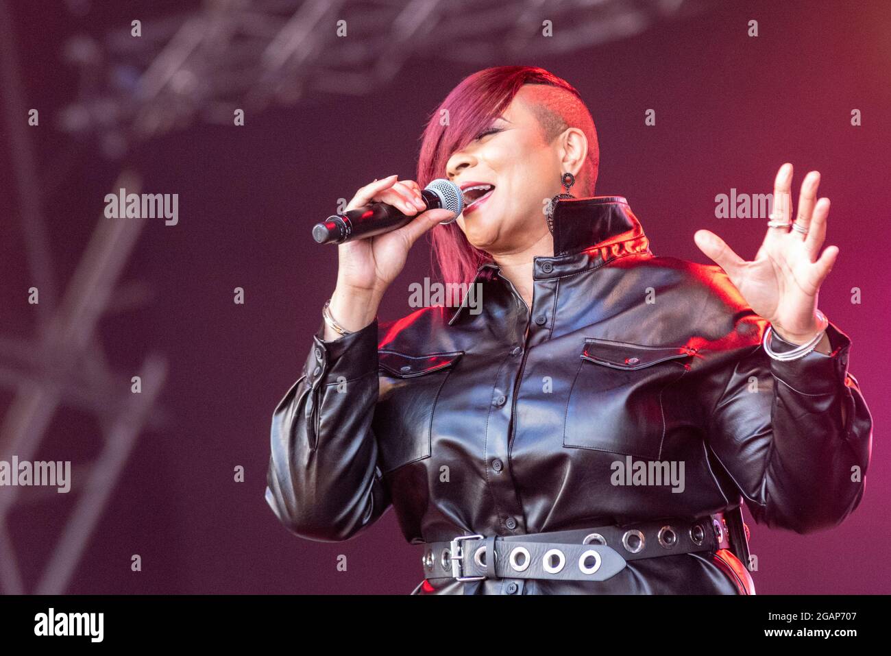 Promenade Park, Maldon, Essex, Großbritannien. Juli 2021. Nachdem die britischen COVID-19-Beschränkungen aufgehoben wurden, sind die Fans gekommen, um ein großes Musikfestival in einem Park in Essex zu genießen. Klassische Künstler aus der Welt des Pop stehen bereit, um das große Publikum, darunter Gabrielle, zu unterhalten. Die Unterhaltung des Tages auf der Bühne stand vor rund 10,000 Festivalbesuchern Stockfoto