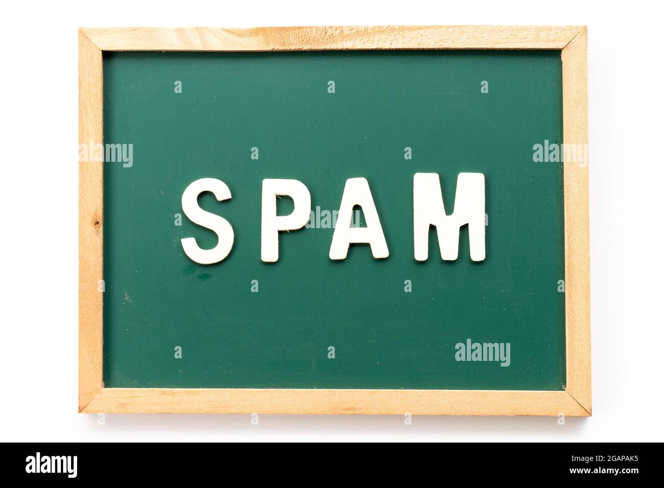 Buchstabenbuchstabe im Wort Spam in der Tafel auf weißem Hintergrund Stockfoto
