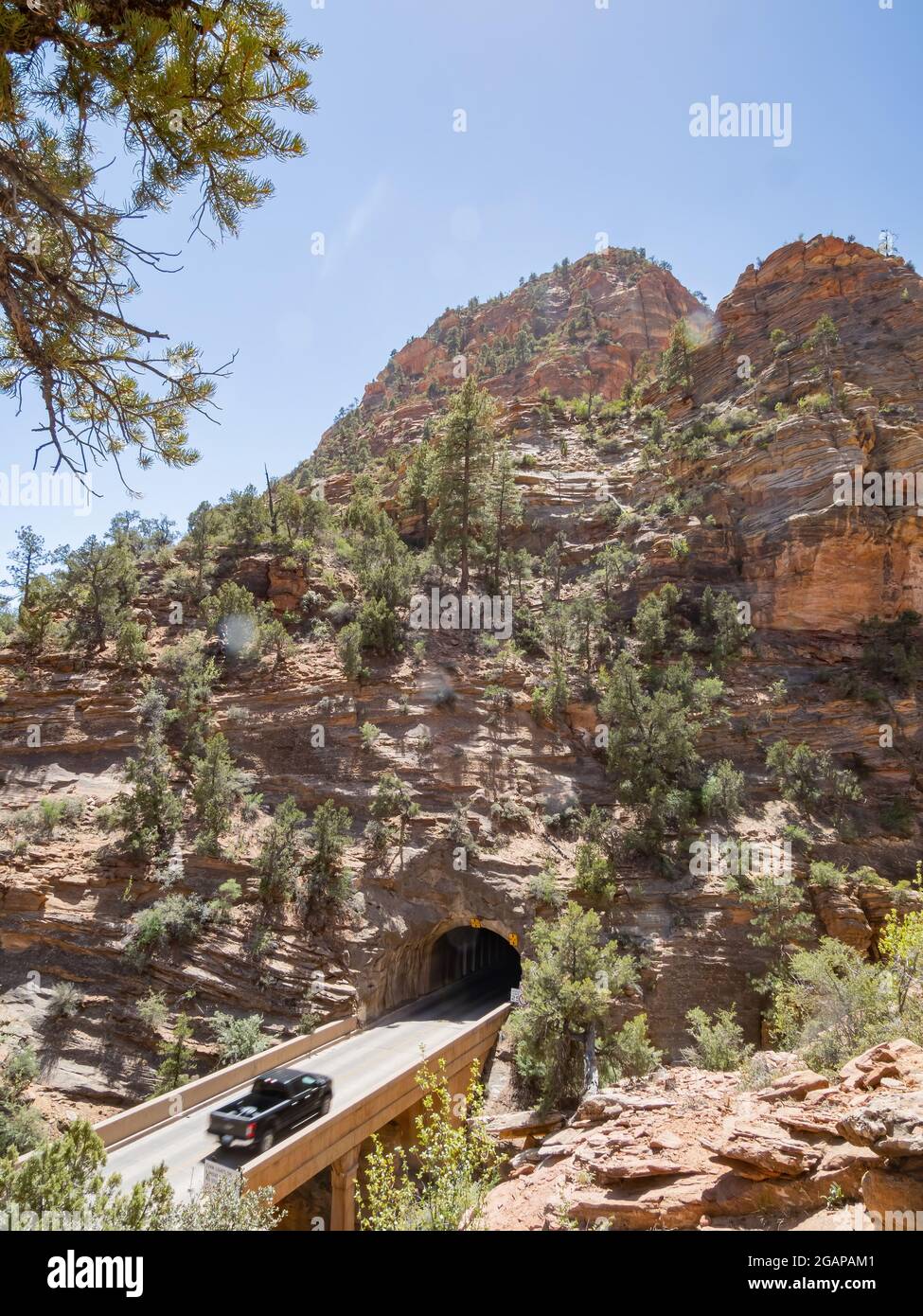 Sonniger Blick auf den Zion Mount Carmel Tunnel im Zion Ntaional Park in Utah Stockfoto