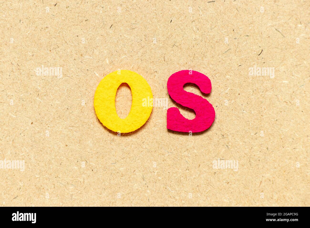 Farbe Tuch Alphabet Buchstaben in Wort OS (Abkürzung für Betriebssystem) auf Holz Hintergrund Stockfoto