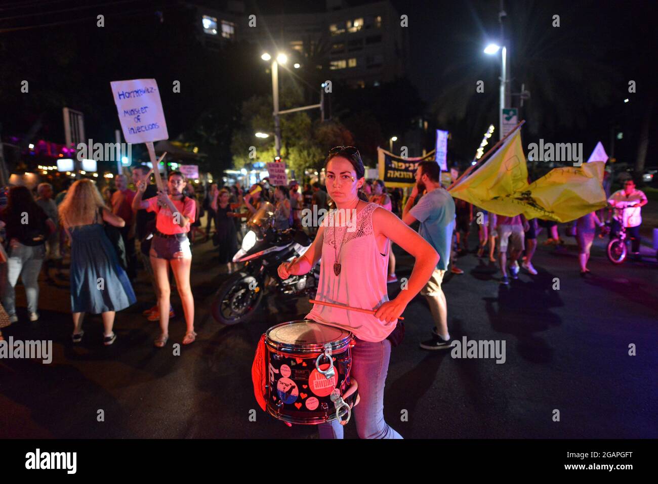 Tel Aviv, Israel. Juli 2021. Demonstration gegen Einschränkungen des Corona-Virus, Impfzwang und neues „Green Badge/Pass“. In der letzten Woche hatte das israelische Gesundheitsministerium erklärt, dass das Land als erstes weltweit eine dritte Impfdosis von Pfizer- und Moderna-Impfstoffen verabreichen würde - die noch nicht von der FDA zugelassen wurde. Im Juni hatte die Regierung die Impfbemühungen ausgeweitet und Jugendliche ab 12 Jahren ermutigt, sich impfen zu lassen. Tel Aviv, Israel. 31. Juli 2021.( Quelle: Matan Golan/Alamy Live News Stockfoto