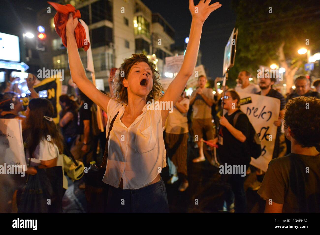 Tel Aviv, Israel. Juli 2021. Demonstration gegen Einschränkungen des Corona-Virus, Impfzwang und neues „Green Badge/Pass“. In der letzten Woche hatte das israelische Gesundheitsministerium erklärt, dass das Land als erstes weltweit eine dritte Impfdosis von Pfizer- und Moderna-Impfstoffen verabreichen würde - die noch nicht von der FDA zugelassen wurde. Im Juni hatte die Regierung die Impfbemühungen ausgeweitet und Jugendliche ab 12 Jahren ermutigt, sich impfen zu lassen. Tel Aviv, Israel. 31. Juli 2021.( Quelle: Matan Golan/Alamy Live News Stockfoto