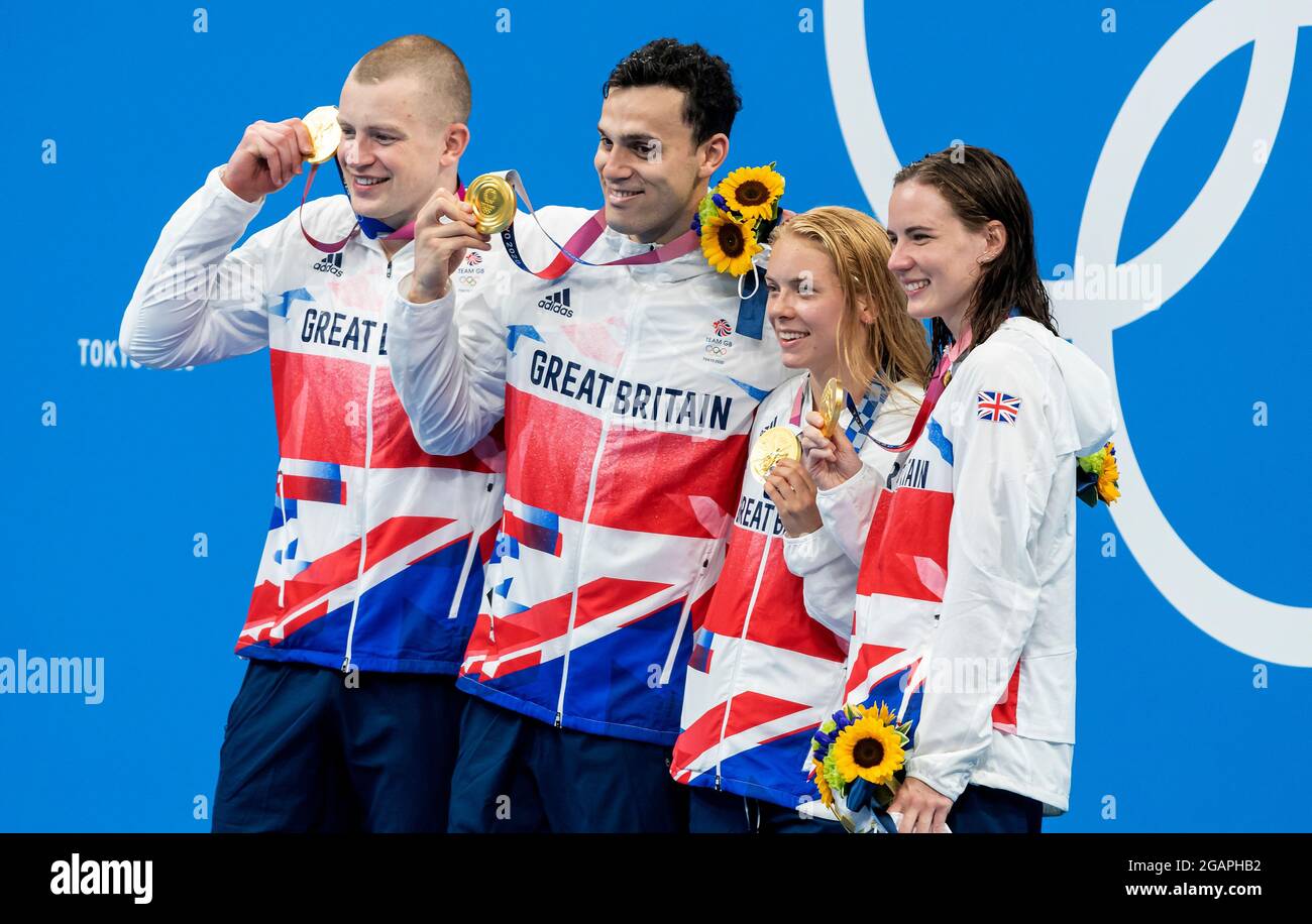 TOKIO, JAPAN - 31. JULI: James Guy, Adam Peaty, Kathleen Dawson und Anna Hopkin aus Großbritannien feiern mit den Goldmedaillen nach dem Gewinn des Mixed Stockfoto