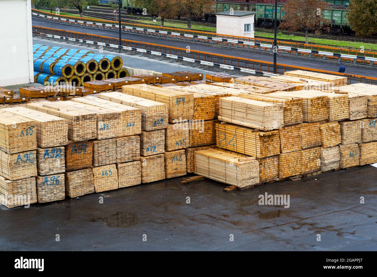 Odessa, Ukraine - 13. Oktober 2016: Industrieprodukte, Rohstoffe, Holz- und Stahlblechmühle in der industriellen Hafenkai Shopping bereit für Loa Stockfoto