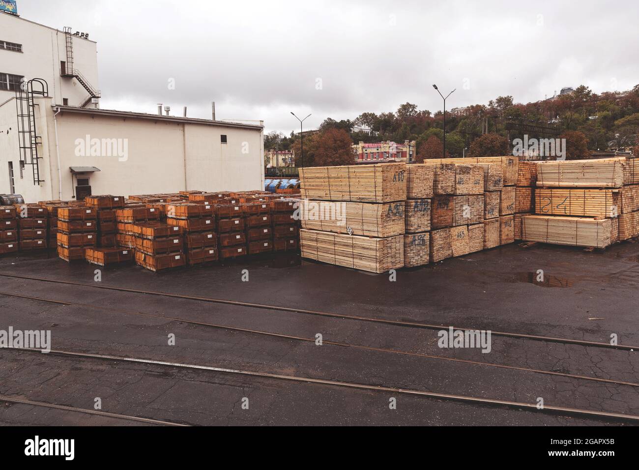 Odessa, Ukraine - 13. Oktober 2016: Industrieprodukte, Rohstoffe, Holz- und Stahlblechmühle in der industriellen Hafenkai Shopping bereit für Loa Stockfoto