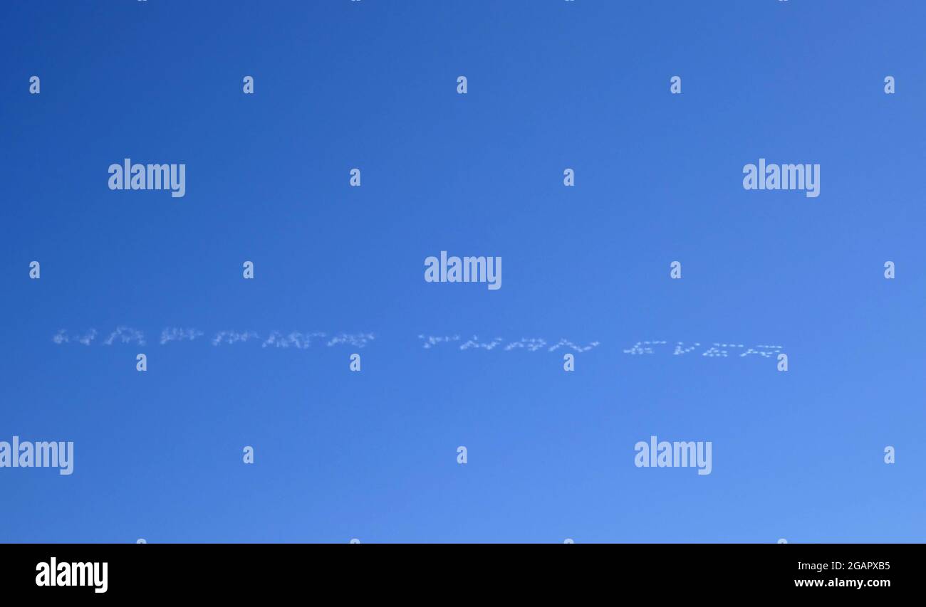 Los Angeles, Kalifornien, USA 31. Juli 2021 EINE allgemeine Sicht der Atmosphäre von Billie Eilish 'glücklicher als je zuvor' Skywriting über Sunset Blvd in Los Angeles, Kalifornien, USA. Foto von Barry King/Alamy Stockfoto Stockfoto