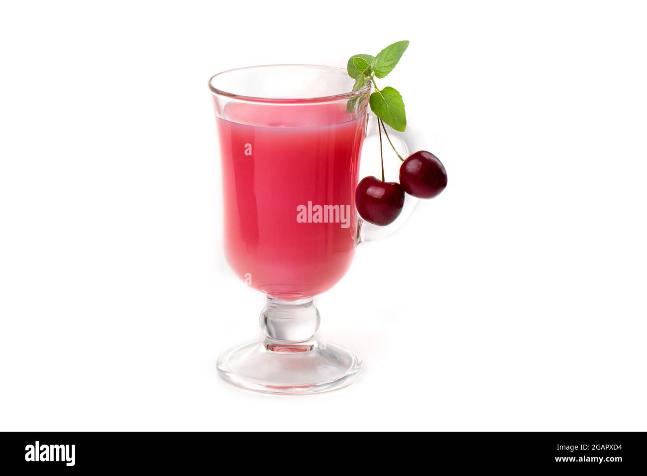 Milchcocktail mit Kirsche in klarem Glas und Beeren auf hellem Hintergrund. Stockfoto