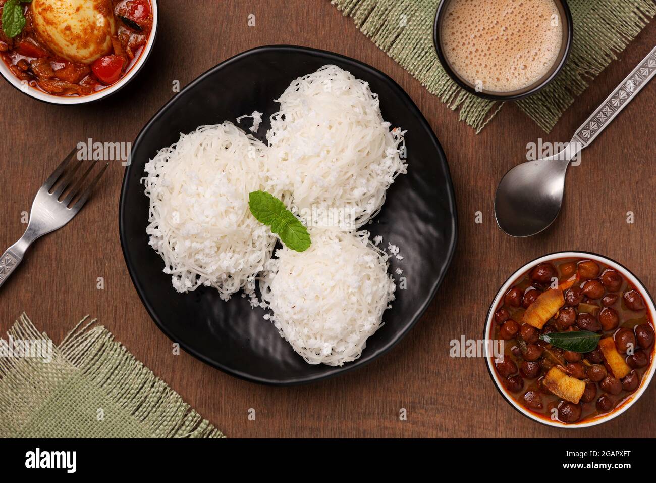 Noolappam/Idiyappam/Reisnudeln, ein beliebtes traditionelles, dampfgekochtes Kerala-Frühstücksgericht mit scharfem, würzigem Eierbraten-Kerry auf einem Hausboot, Alleppey Stockfoto