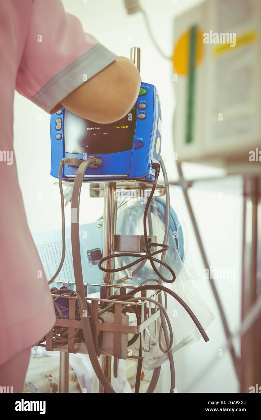 Krankenschwester bereitet die Blutdruckmessung des Patienten im Krankenhaus vor. Digitaler Blutdruckmonitor im Fokus. Stockfoto