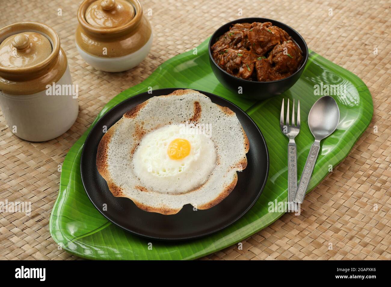 Sri lanka Eiertrichter, Bittara aappa Appam beliebten Frühstück Pfannkuchen mit fermentierten Reiskäurehüter, Kokosmilch Sri Lanka Südindischen Kerala gemacht Stockfoto
