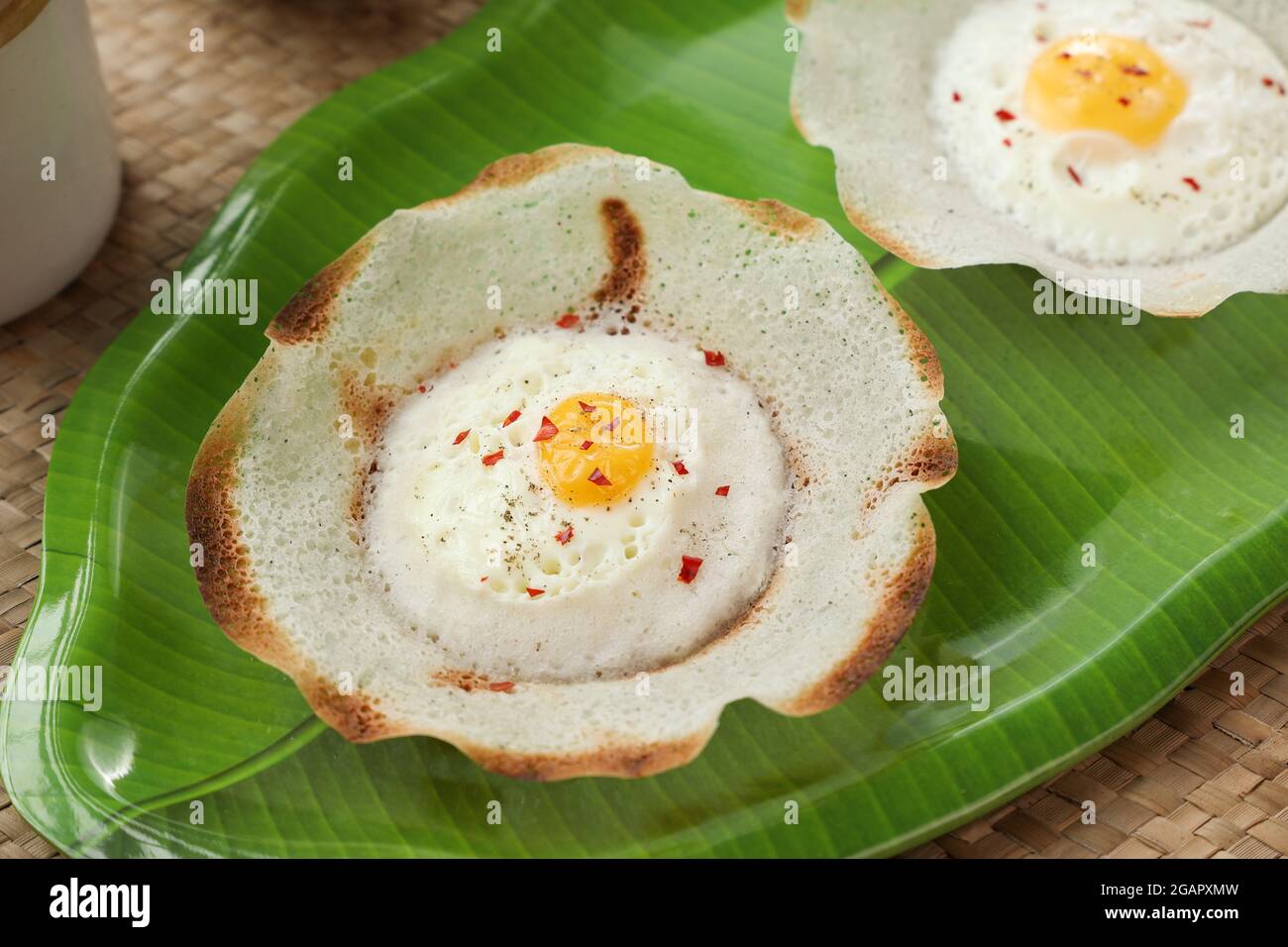 Sri lanka Eiertrichter, Bittara aappa Appam beliebten Frühstück Pfannkuchen mit fermentierten Reiskäurehüter, Kokosmilch Sri Lanka Südindischen Kerala gemacht Stockfoto