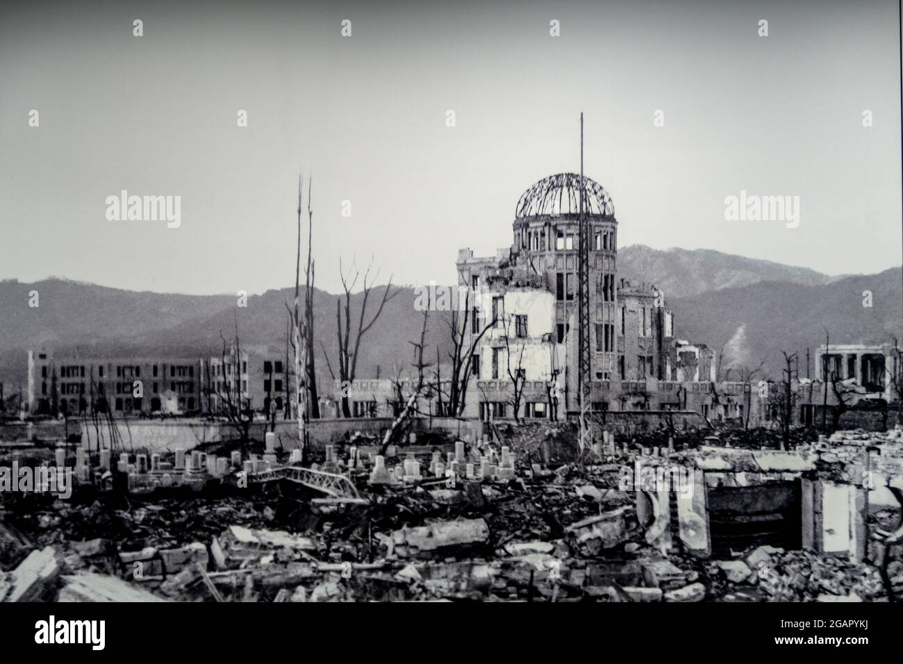 Hiroshima, Japan, 31/10/19. Zerstörtes Hiroshima-Foto nach dem Atombombenangriff am 6. August 1945, ausgestellt im Hiroshima Peace Memorial Museum. Stockfoto