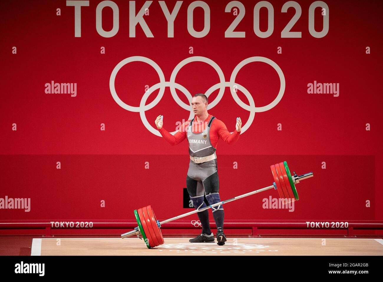 Nico MUELLER (GER), unzufrieden, frustriert nach einer Aktion wurden zwei Versuche von ihm nicht erkannt; Gewichtheben bis 81 kg/Mann, am 31. Juli 2021; Olympische Sommerspiele 2020, ab 23.07. - 08.08.2021 in Tokio/Japan. Stockfoto