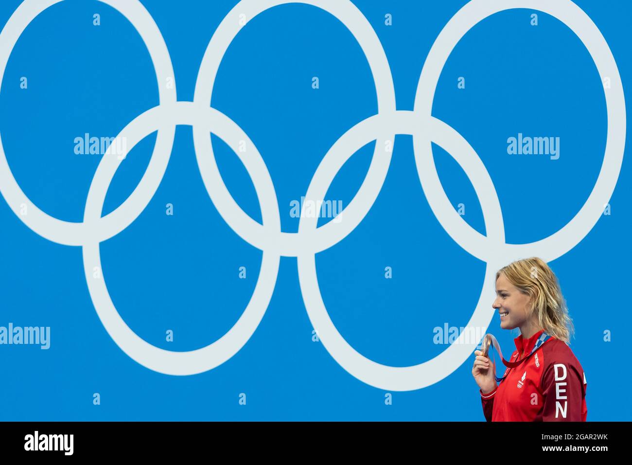 Tokio, Japan. August 2021. TOKIO, JAPAN - 1. AUGUST: Pernille Blume aus Dänemark zeigt die Bronzemedaille, nachdem sie während der Olympischen Spiele 2020 in Tokio am 30. Juli 2021 im Tokyo Aquatics Center in Tokio (Foto: Giorgio Scala/Insidefoto/Deepbluemedia) im Finale der 50-m-Freistil-Frauen im Rahmen der Olympischen Spiele in Tokio gegeneinander antreten konnte Stockfoto