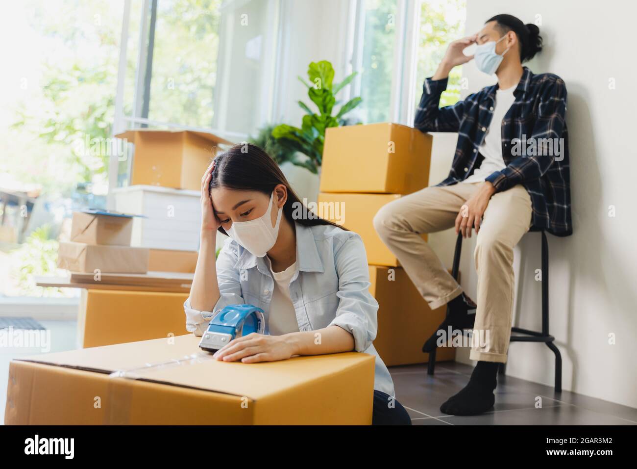 Traurig und Stress Liebe Paar Arbeitslosigkeit unglücklich Verpackung Box, um in die Heimatstadt, Sperrung und bankrott Wirtschaft wegen der Coronavirus Stockfoto