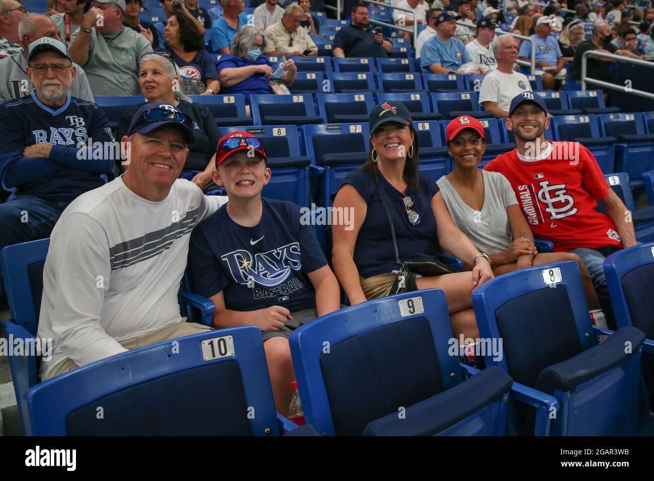 St. Petersburg, Florida. USA; EINE Familie von St. Louis Cardinals-Fans, die nach St. Pete gezogen sind und nun große Tampa Bay Rays Fans sind, genossen die Zeit zusammen Stockfoto