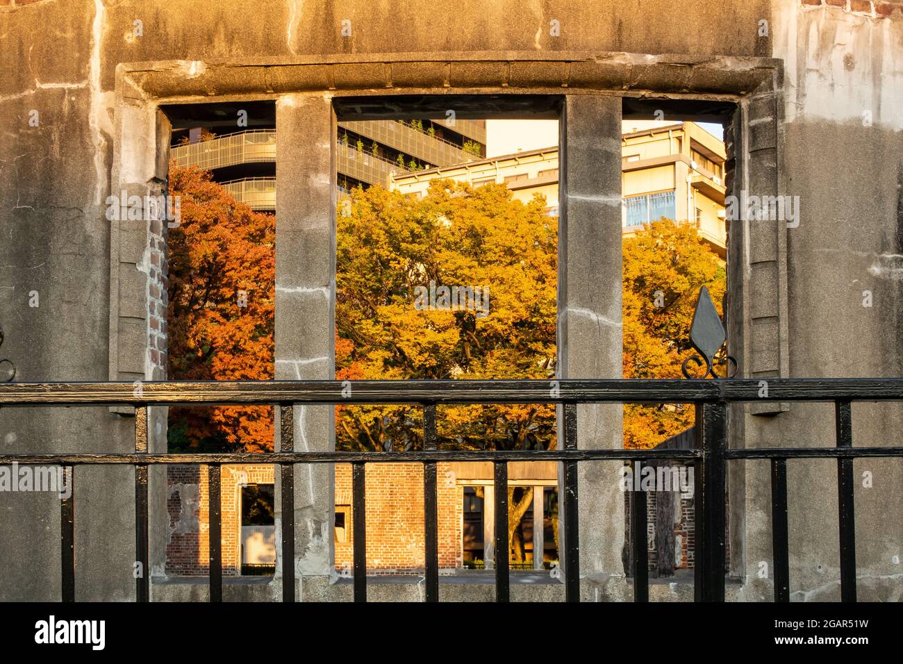 Innenansicht vom Eingang des Hiroshima Peace Memorial (Atombombendom) mit Herbstbäumen, Japan. Stockfoto