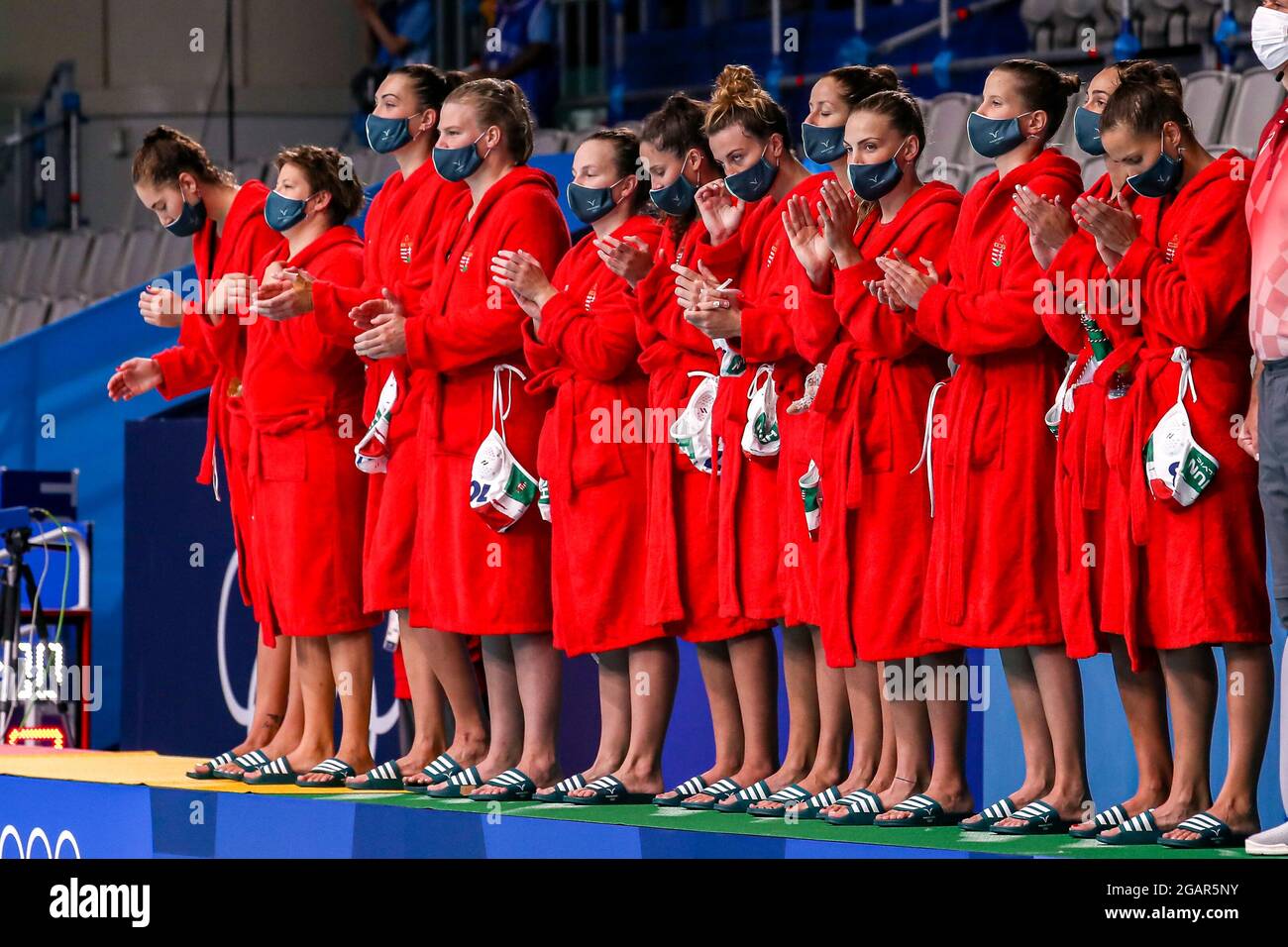 TOKIO, JAPAN - 1. AUGUST: Alda Magyari von Ungarn, Krisztina Garda von Ungarn, Natasa Rybanska von Ungarn, Aniko Gyongyossy von Ungarn, Dora Leimeter von Ungarn, Anna Illes von Ungarn, Rebecca Parkes von Ungarn, Gabriella Szucs von Ungarn, Greta Gurisatti von Ungarn, Vanda Valyi von Ungarn, Dorottya Szilagyi von Ungarn, Rita Keszthelyi Nagy aus Ungarn während des Olympischen Wasserball-Turniers 2020 in Tokio am 1. August 2021 im Tatsumi Waterpolo Center in Tokio, Japan (Foto: Marcel ter Bals/Orange Picles) Stockfoto