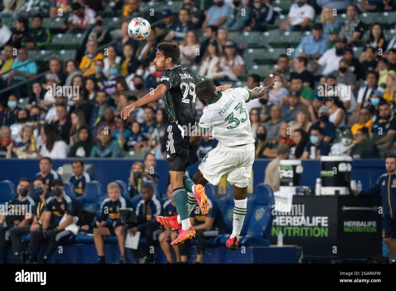 Ethan Zubak (29) gewinnt bei einem MLS-Match am Freitag, den 30. Juli 2021 in Los Angeles einen Titelgewinn gegen den Verteidiger Larrys Mabiala (33) der Portland Timbers. CA. die Galaxie besiegte die Timbers mit 4:1. (Jon Endow/Bild von Sport über AP) Stockfoto