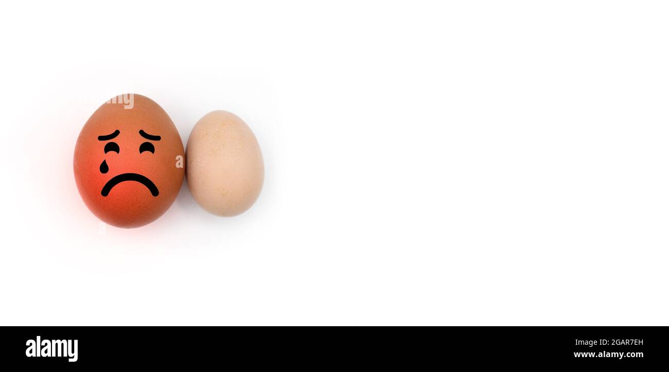 Konzept der rechtsseitigen Skrotalschwellung oder Hodenschmerzen. Trauriger oder weinender Gesichtsausdruck. Mit Textbereich. Isoliert auf Weiß. Stockfoto