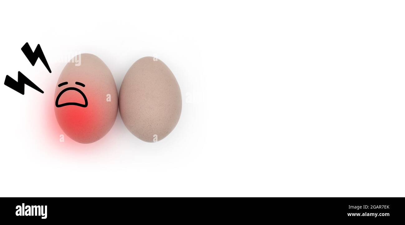 Konzept der rechtsseitigen Skrotalentzündung oder Hodenschmerzen. Trauriger oder weinender Gesichtsausdruck. Mit Textbereich. Isoliert auf Weiß. Stockfoto