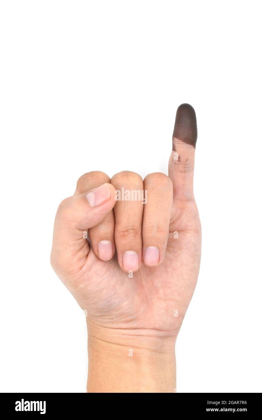 Blaue Tintenmarkierung im kleinen Finger eines erwachsenen Mannes. Zeichen der Wahl bei den Wahlen in Myanmar. Stockfoto