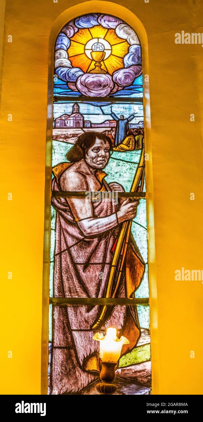 Indianische chilenische Preistkirche mit Glasmalerei Herz-Jesu-Kathedrale Punta Arenas Chile Kirche fertiggestellt 1898. Stockfoto