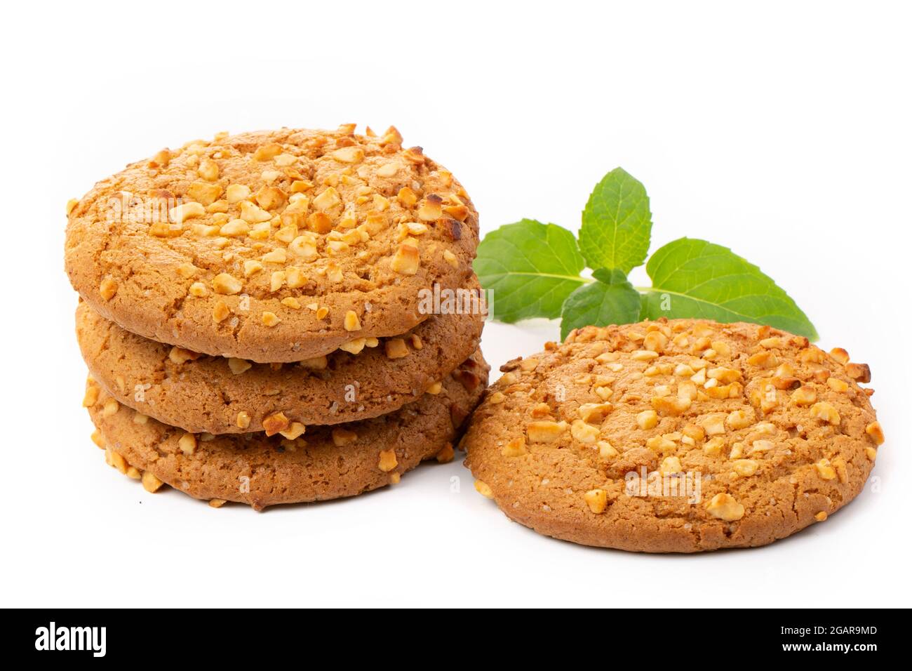 Haferflockenkeks mit einem grünen Minzblatt auf weißem Hintergrund. Diät-Essen. Stockfoto