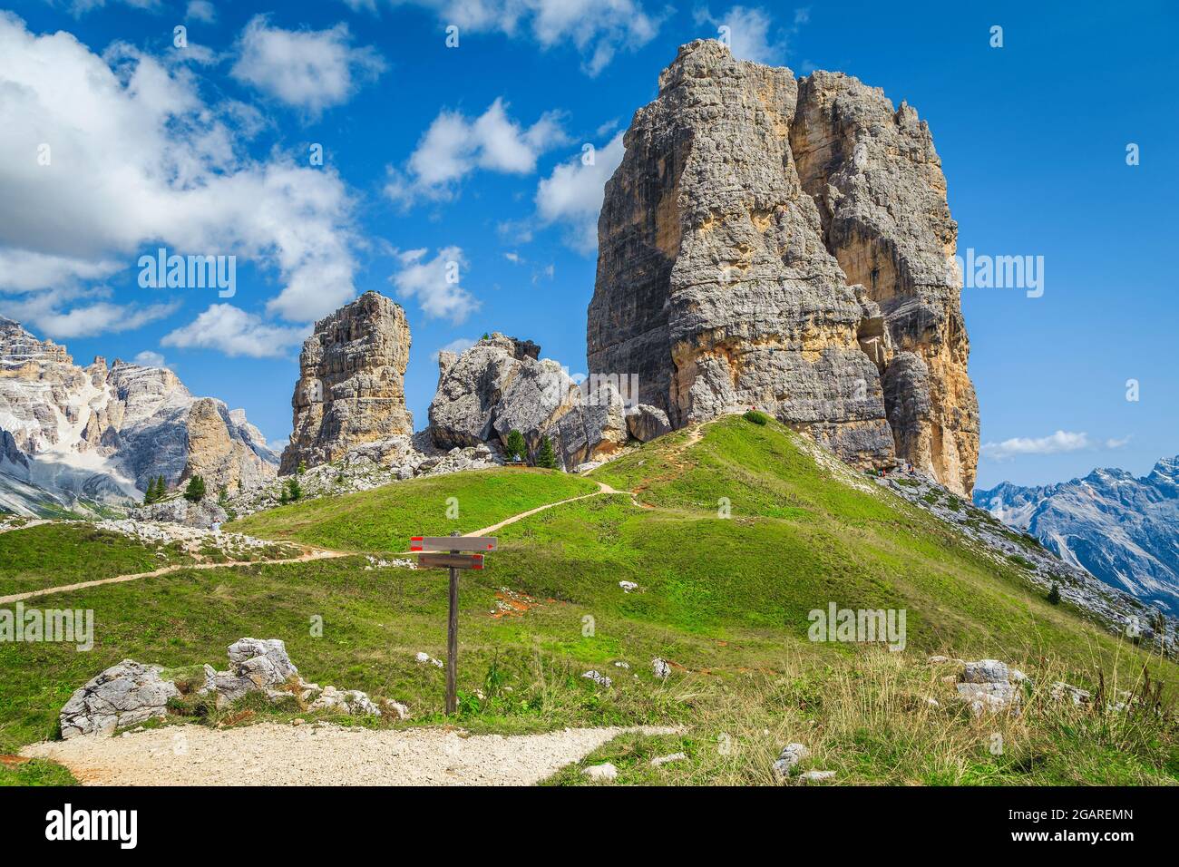 Bergkulisse mit majestätischen Cinque Torri Felsformationen. Hölzerne Wanderzeichen und Wegweiser in der Nähe von Wanderwegen, Dolomiten, Italien, Europ Stockfoto
