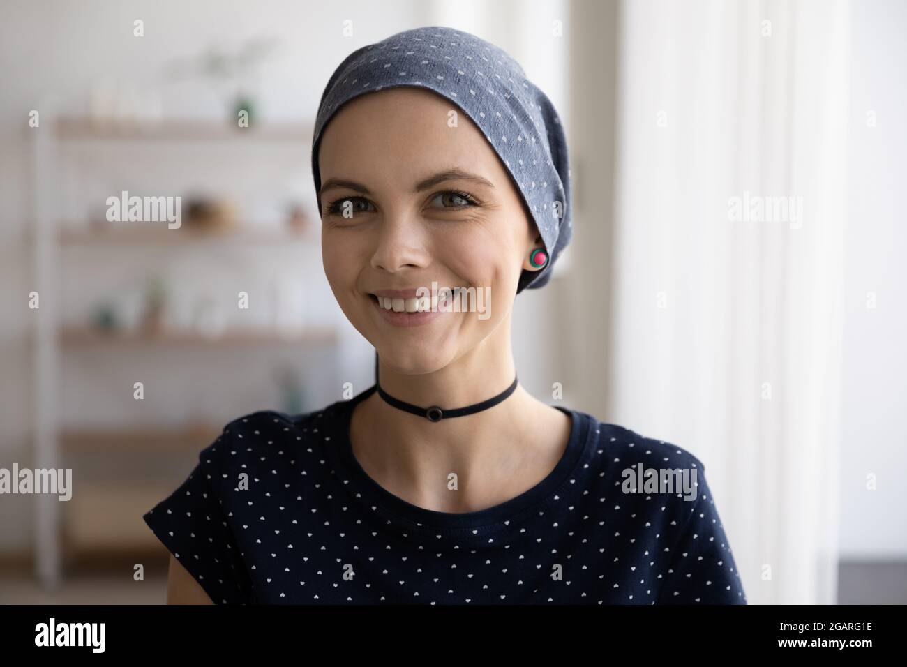 Porträt einer lächelnden Glatze mit Schal auf dem Kopf Stockfotografie -  Alamy