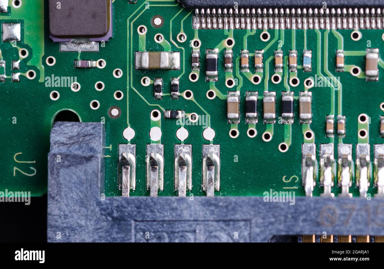 Elektronische Platine einer 2.5' SATA HDD Festplatte mit Chips, Anschlüssen und Anschlüssen, abstrakter PCB-Hardware oder technischem Hintergrund Stockfoto