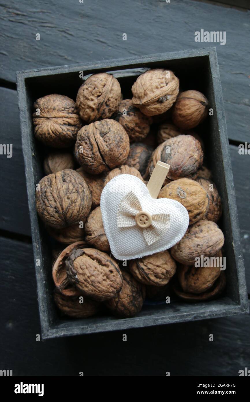 Liebe kreative Hintergrund. Herz und Walnüsse. Stockfoto