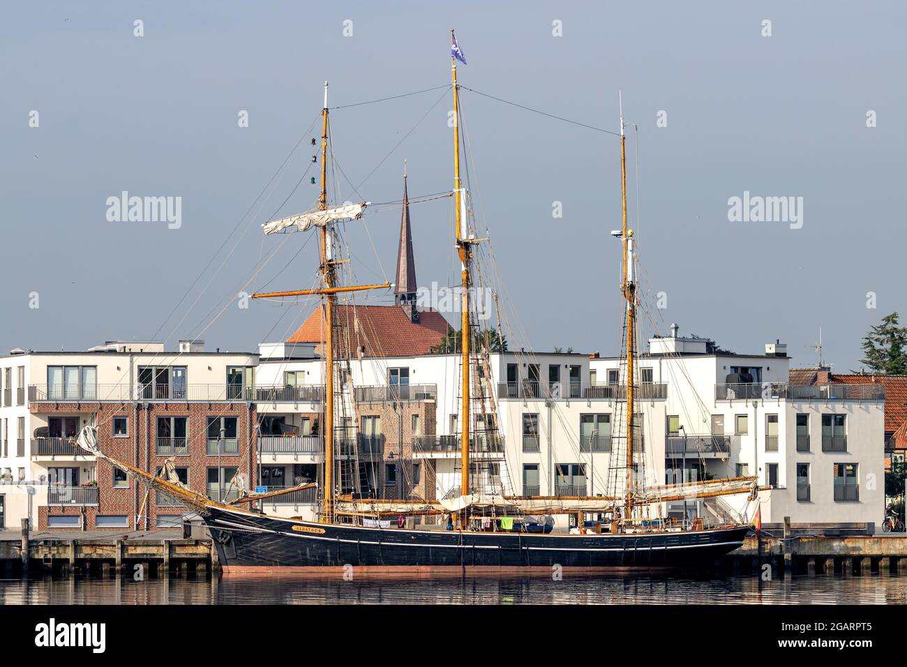 Dreimast-Topsail-Schoner ALBATROS im Hafen von Eckernförde Stockfoto
