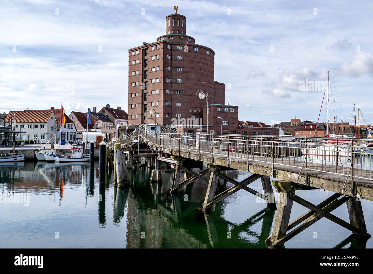 Historische Kornkammer- und Holzbrücke im Hafen von Eckernförde in Schleswig-Holstein, Deutschland Stockfoto