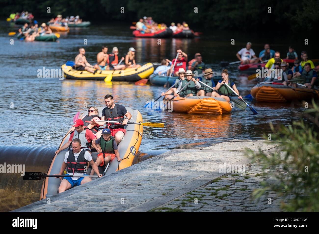 Vyssi Brod, Tschechische Republik. Juli 2021. Wassertouristen genießen am  31. Juli 2021 das Sommerwetter in einem Boot auf der Moldau in Vyssi Brod,  Tschechien. Kredit: Petr Skrivanek/CTK Foto/Alamy Live Nachrichten  Stockfotografie - Alamy