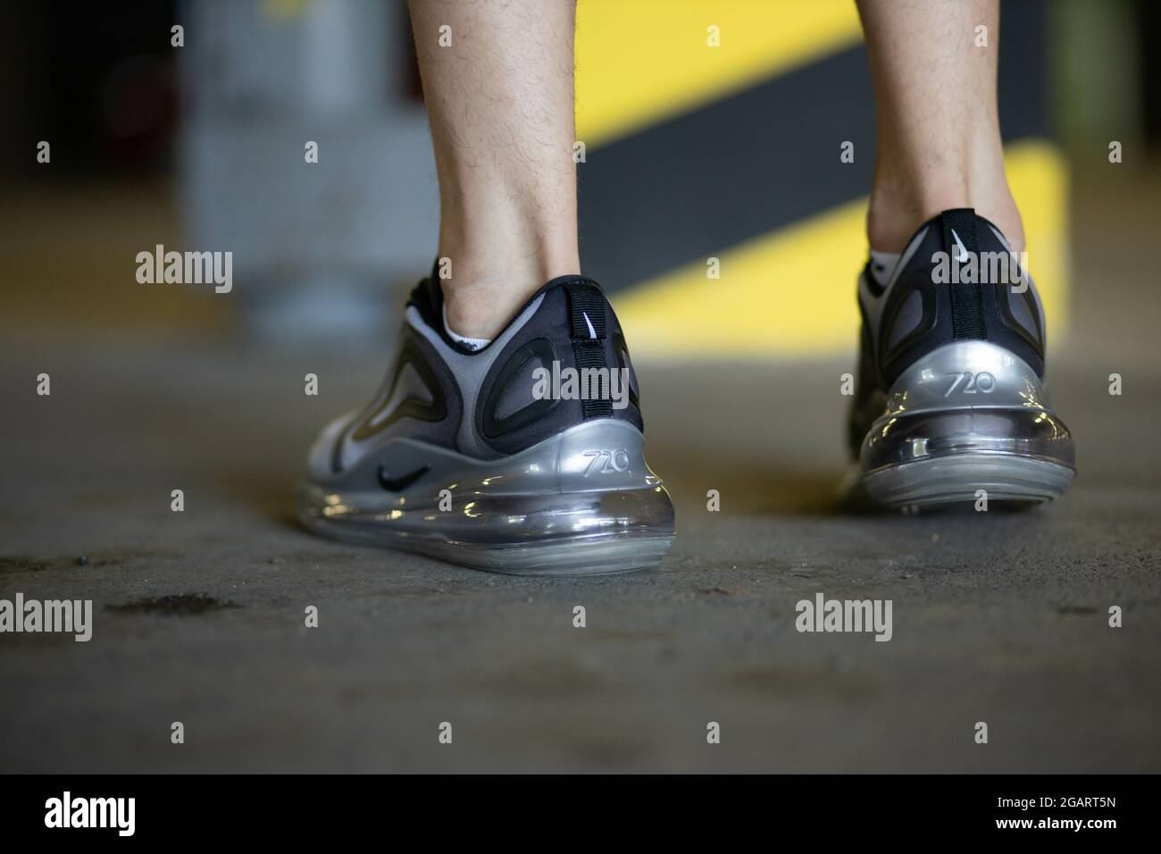 BRCKO BOSNIEN UND HERZEGOWINA 17. Jun 2020 Eine Nahaufnahme von mannlichen Beinen mit grauem Nike Air Max 720 Sneakerst in der Stadt Brcko Bosnien Stockfotografie Alamy