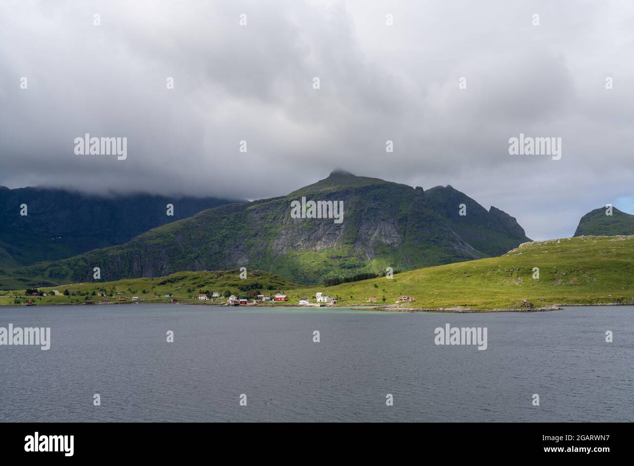 Blick auf das Dorf Fredvang am Selfjord auf den Lofoten im Norden Norwegens an einem bewölkten Tag Stockfoto