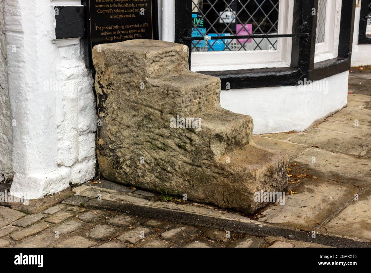 Montageschritte beim Schwarzen Pferd. High Street, Skipton, North Yorkshire. Stockfoto