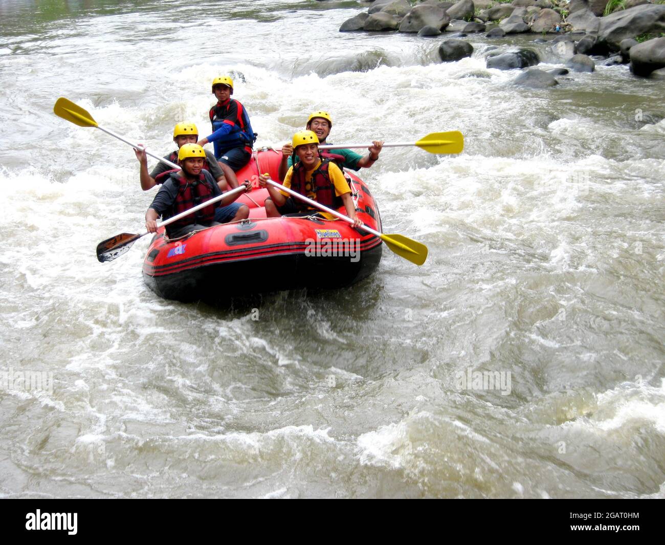 Rafting und Wildwasser-Rafting sind Freizeitaktivitäten im Freien, bei denen ein aufblasbares Floß zum Navigieren auf einem Fluss oder einem anderen Gewässer verwendet wird. Stockfoto