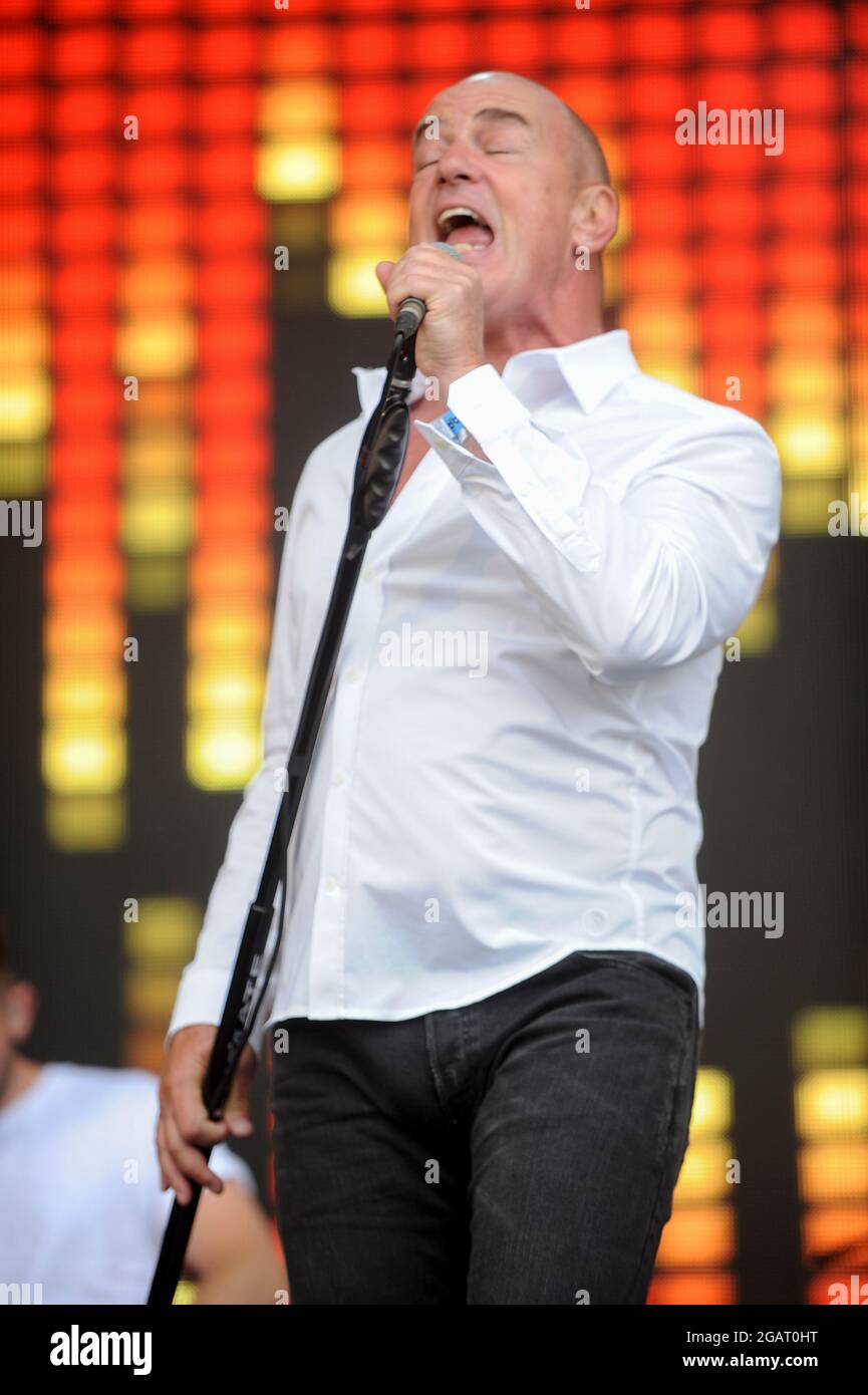 Go West Performing im Lets Rock Leeds 80s Stockfoto