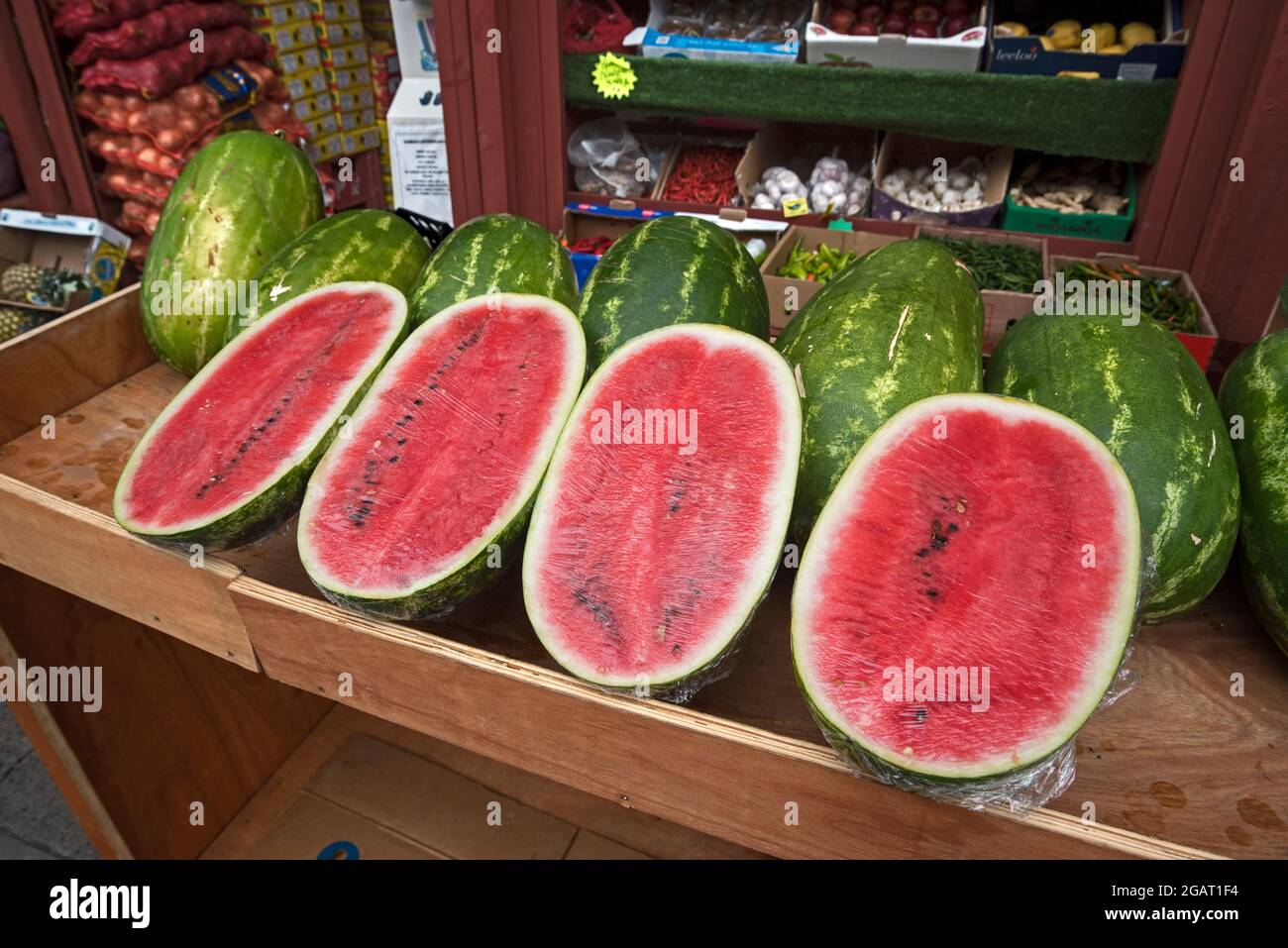 Ausstellung von Wassermelonen, die außerhalb eines Gemüseherladens in Newington, Edinburgh, Schottland, Großbritannien, verkauft werden. Stockfoto