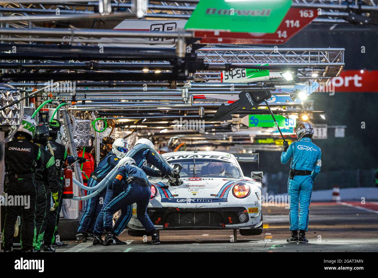 22 Campbell Matt (aus), Bamber Earl (nzl), Jaminet Mathieu (Fra), GPX Martini Racing, Porsche 911 GT3-R (911.II), Action-BOXENSTOPP während der TotalEnergies 24 Hours of Spa, 6. Lauf der Fanatec GT World Challenge Europe Powered by AWS 2021, vom 28. Juli bis 1. August, 2021 auf dem Circuit de Spa-Francorchamps, in Stavelot, Belgien - Foto François Flamand / DPPI Stockfoto