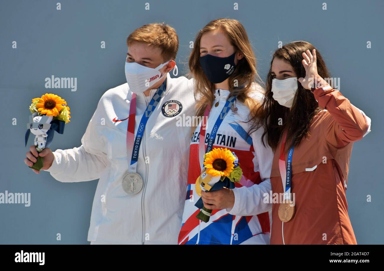 Tokio, Japan. August 2021. (L-R)Silbermedaillengewinnerin der USA Hannah Roberts, Goldmedaillengewinnerin der Great Britens Charlotte Worthington und Bronzemedaillengewinnerin der Schweizer Nikita Ducarroz posieren für die Kamera während der Olympischen Spiele in Tokio BMX Freestyle Women's Park Medal Ceremony am Sonntag, 1. August 2021 im Ariake Urban Sports Park in Tokio, Japan. Foto von Keizo Mori/UPI Credit: UPI/Alamy Live News Stockfoto