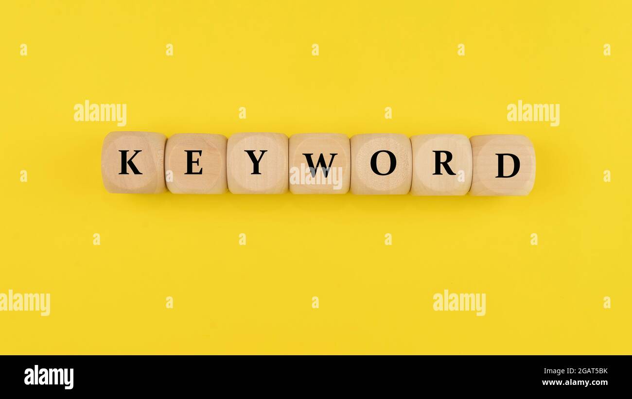 Selektiver Fokus eines Wortes auf einem gelben Hintergrund Stockfoto