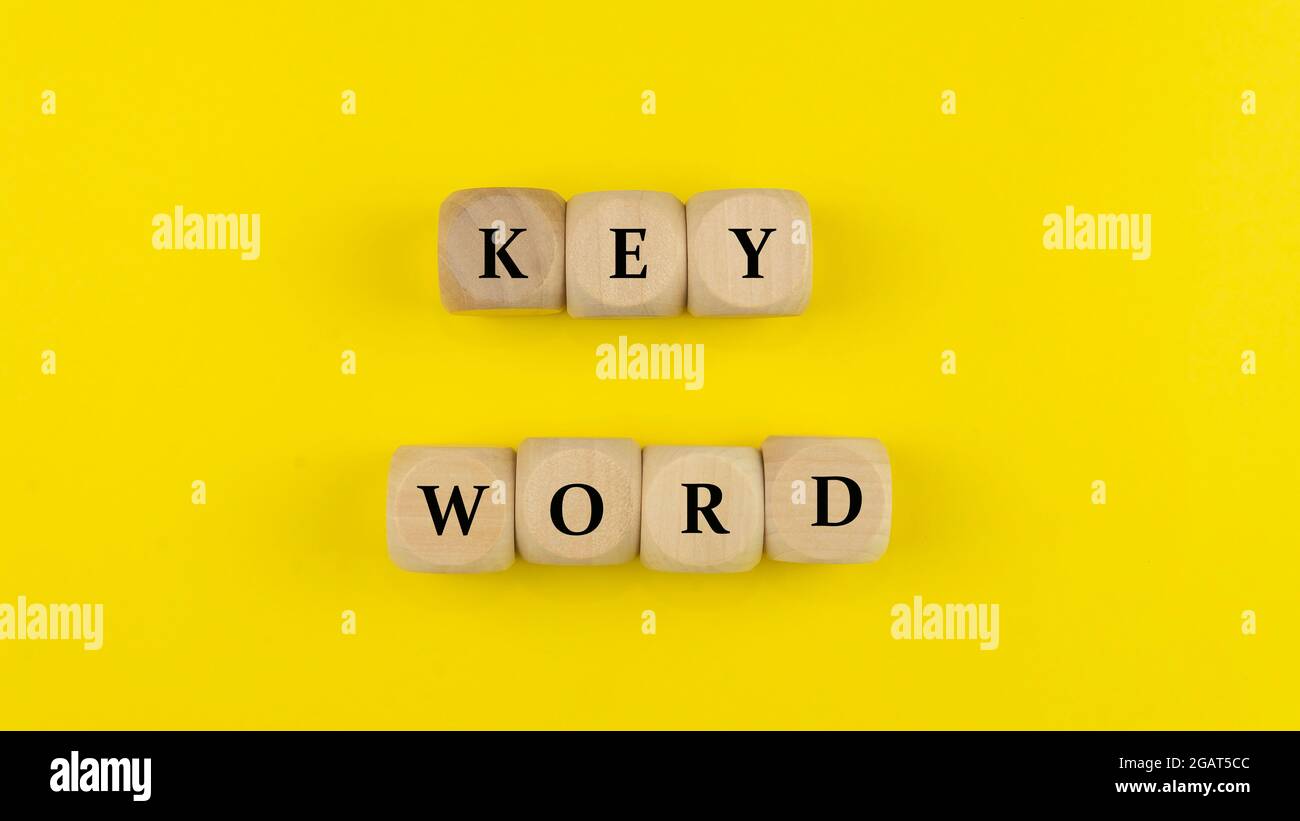 Selektiver Fokus eines Wortes auf einem gelben Hintergrund Stockfoto