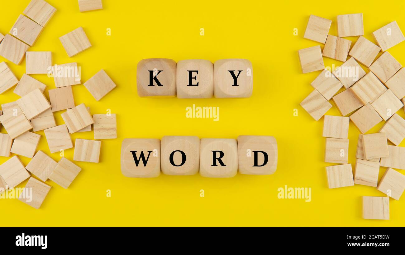 Selektiver Fokus eines Wortes auf einem gelben Hintergrund Stockfoto