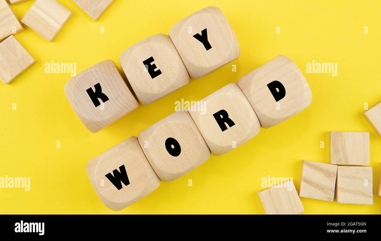 Selektiver Fokus eines Wortes auf einem gelben Hintergrund Stockfoto